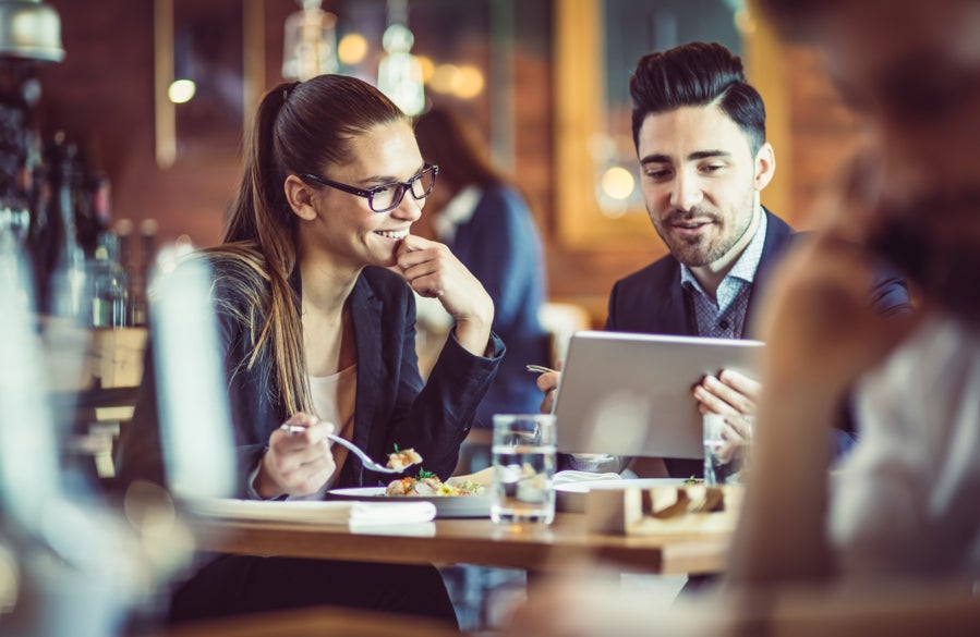 Déjeuner professionnel entre 2 personnes