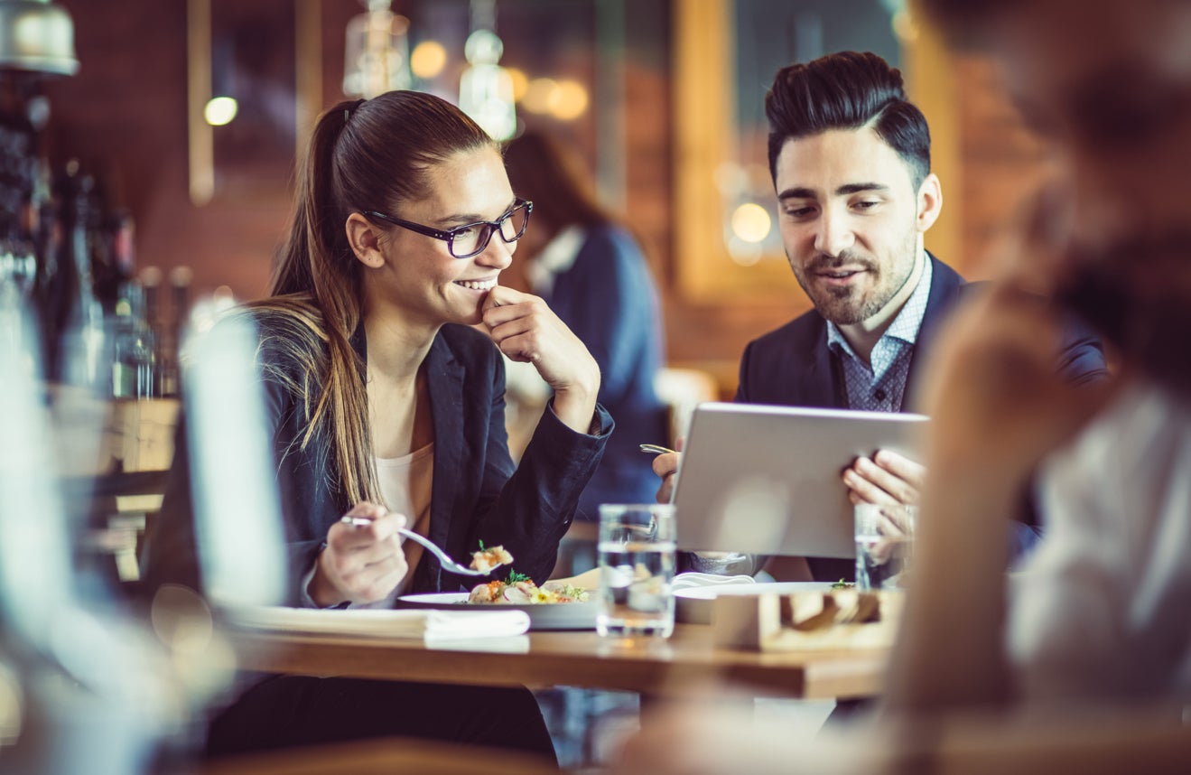 Déjeuner professionnel entre 2 personnes